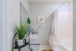 Vila, Beberapa Tempat Tidur, jet tub, pemandangan pantai (Legacy Villa 2604) | Kamar mandi | Handuk