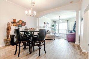 Apartment, Mehrere Betten, Poolzugang, Meerblick (Legacy Tower 1 -1403) | Wohnbereich