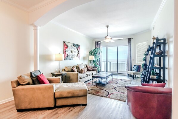Condo, varias camas, acceso a la alberca, vista al océano (Legacy Tower 1 -1403) | Área de sala de estar