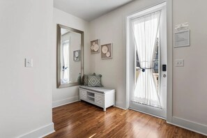 Småhus, 2 queensize-senger, terrasse, strandutsikt (Pelican Cove Cottage) | Innvendig