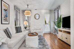 Småhus, 2 queensize-senger, terrasse, strandutsikt (Pelican Cove Cottage) | Oppholdsområde