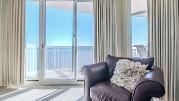 Condo, Multiple Beds, Pool Access, Ocean View (Legacy Tower I 1104) | Living area