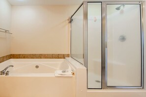 Apartment, Mehrere Betten, Poolzugang, Meerblick (Legacy Tower I 1104) | Badezimmer | Handtücher