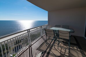 Leilighet, flere senger, adgang til basseng, havutsikt (Legacy Tower 1 -1104) | Utendørsservering