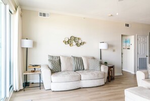 Leilighet, flere senger, adgang til basseng, havutsikt (Legacy Tower 1 -502) | Oppholdsområde