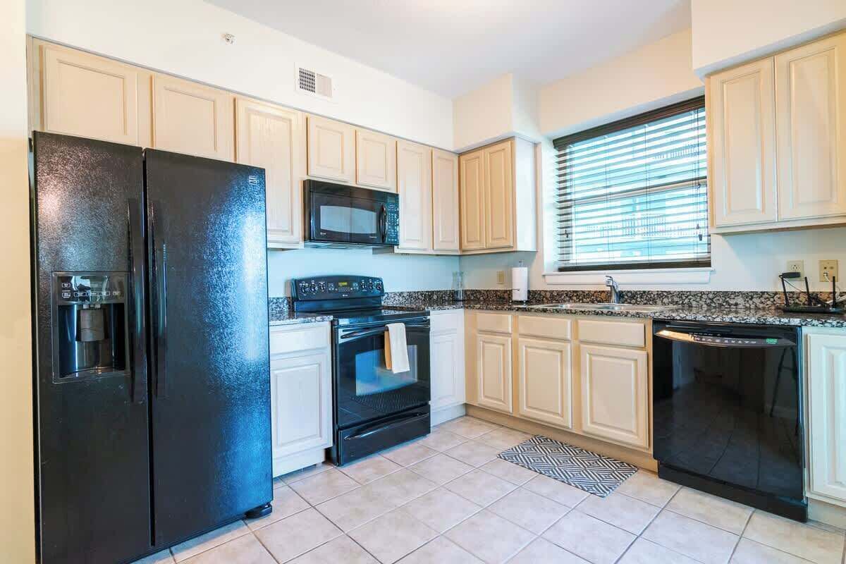 Condo, Multiple Beds, Pool Access, Ocean View (Legacy Tower II 1101) | Private kitchen