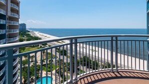 Ein Balkon mit Blick auf Strand und Meer.