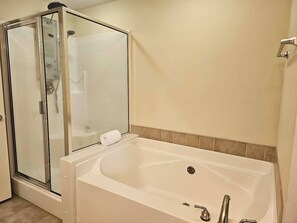 Appart'hôtel, plusieurs lits, accès piscine, vue océan (Legacy Tower II 0708) | Salle de bain | Serviettes fournies