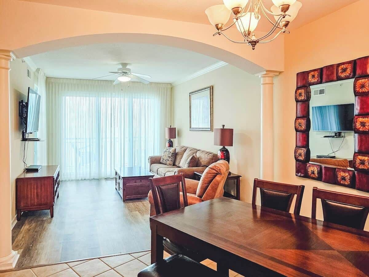Condo, nhiều giường, có thể sử dụng hồ bơi, quang cảnh biển (Legacy Tower II 0708) | Khu phòng khách