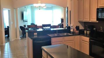 Condo, Multiple Beds, Pool Access, Ocean View (Legacy Tower II 0708) | Private kitchen