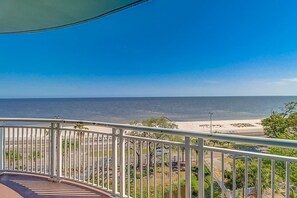 Un balcon avec vue sur la mer et la plage.