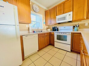 House, Multiple Beds, Patio, Ocean View (Beau Clair-123) | Private kitchen - 123 Beau Clair - Beachside Townhome With Balcony and Pool in Long Beach (Long Beach)