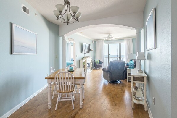 Condo, varias camas, acceso a la alberca, vista al océano (Legacy Tower 2 -1006) | Área de sala de estar