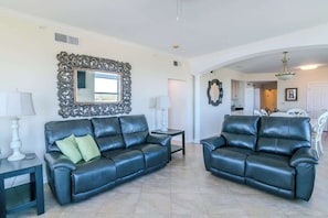 Apartment, Mehrere Betten, Poolzugang, Meerblick (Legacy Tower I 1101) | Wohnbereich