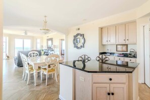 Apartment, Mehrere Betten, Poolzugang, Meerblick (Legacy Tower I 1101) | Innenbereich