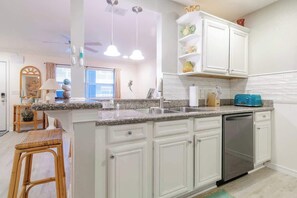 Huoneisto, 1 keskisuuri parisänky, poreamme, valtamerinäköala (Cypress Cove 103) | Yksityinen keittiö