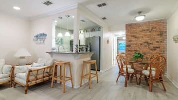 Condo, 1 Queen Bed, Hot Tub, Ocean View (Cypress Cove 103) | Interior