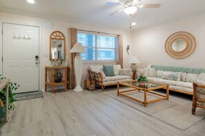 Lägenhet - 1 queensize-säng - bubbelpool - havsutsikt (Cypress Cove 103) | Vardagsrum