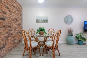 Huoneisto, 1 keskisuuri parisänky, poreamme, valtamerinäköala (Cypress Cove 103) | Ruokailu
