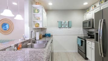 Kondominium, 1 Tempat Tidur Queen, hot tub, pemandangan samudra (Cypress Cove 103) | Dapur pribadi