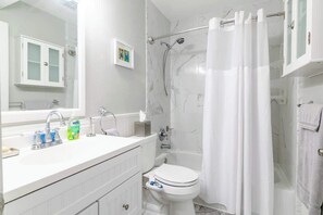 Appartement, 1 queensize bed, hot tub, uitzicht op oceaan (Cypress Cove 103) | Badkamer | Handdoeken