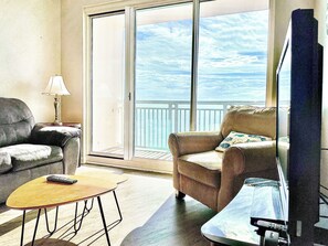 Condo, varias camas, acceso a la alberca, vista al océano (Legacy Tower 2 -1104) | Área de sala de estar