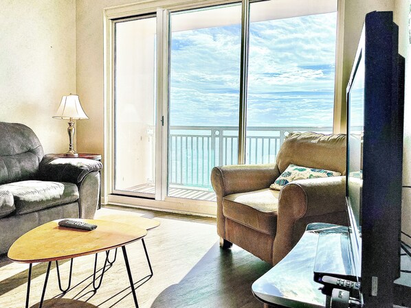 Condo, Plusieurs lits, accès à la piscine, vue sur l’océan (Legacy Tower 2 -1104) | Aire de séjour