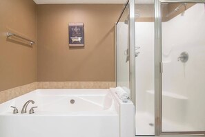 Apartment, Mehrere Betten, Poolzugang, Meerblick (Legacy Tower II 0809) | Badezimmer | Handtücher