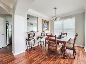 Biệt thự, nhiều giường, sân hiên, quang cảnh bãi biển (Legacy Villa 1306) | 2 phòng ngủ, trang trí khác biệt 