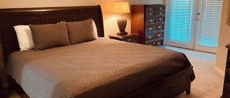 ヴィラ ベッド (複数台) パティオ ビーチビュー (Legacy Villa 1306) | 2 室のベッドルーム、客室ごとに異なる装飾、客室ごとに異なるインテリア、ベッドシーツ