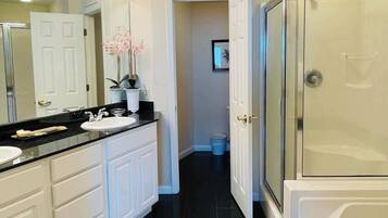 Condo, Multiple Beds, Pool Access, Ocean View (Legacy Tower I 1001) | Bathroom | Towels