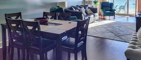 Condo, 2 camas Queen size, patio, vista al océano (Sea Breeze 0409) | Área de sala de estar