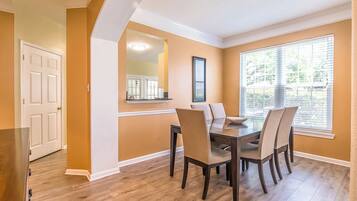 Biệt thự, nhiều giường, sân hiên, quang cảnh bãi biển (Legacy Villa 1702) | Khu ăn uống