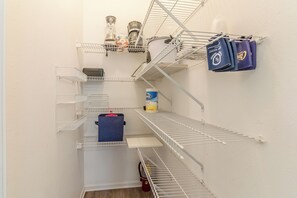 Villa, varias camas, patio, vista a la playa (Legacy Villa 1702) | Interior