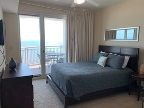 Apartment, 2 Queen-Betten, Whirlpool, Meerblick (Legacy Tower II 1204) | 2 Schlafzimmer, individuell dekoriert, individuell eingerichtet