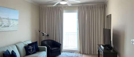 Condo, 2 camas Queen size, hidromasaje, vista al océano (Legacy Tower II 1204) | Área de sala de estar
