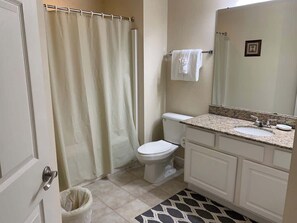 Apartment, 2 Queen-Betten, Whirlpool, Meerblick (Legacy Tower II 1204) | Badezimmer | Handtücher