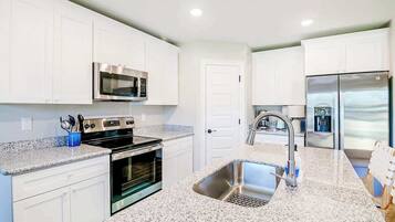House, Multiple Beds, Patio, Golf View (Golfing Green) | Private kitchen