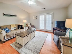 Condo, nhiều giường, sân hiên, quang cảnh biển (Harbor Landing F15) | Khu phòng khách