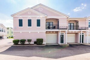 Exterior - Legacy Villa 602 - 3 Bedroom 2 Bath Condo - Quiet Beachside Neighborhood (Gulfport)