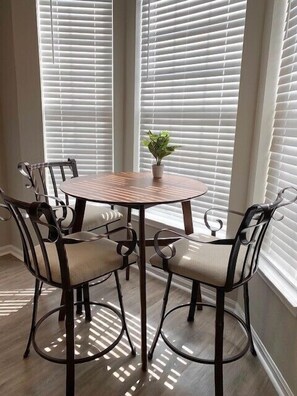 別墅, 多張床, 庭院, 海灘景觀 (Legacy Villa 602) | 用餐區