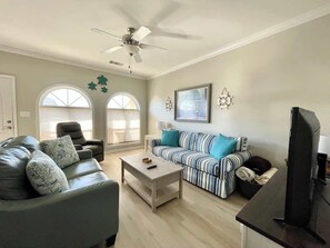Casa, varias camas, patio, vista al océano (Beau Clair 148) | Área de sala de estar