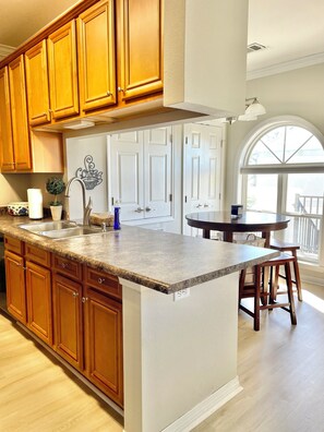 Private kitchen - 148 Beau Clair - Beachside Townhome With Pool in Long Beach (Long Beach)