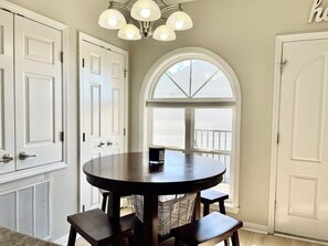 2 bedrooms, individually decorated, individually furnished, bed sheets - 148 Beau Clair - Beachside Townhome With Pool in Long Beach (Long Beach)