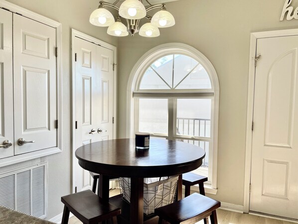 Nhà, nhiều giường, sân hiên, quang cảnh biển (Beau Clair -148) | 2 phòng ngủ, trang trí khác biệt