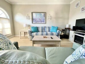 Casa, varias camas, patio, vista al océano (Beau Clair 148) | Área de sala de estar