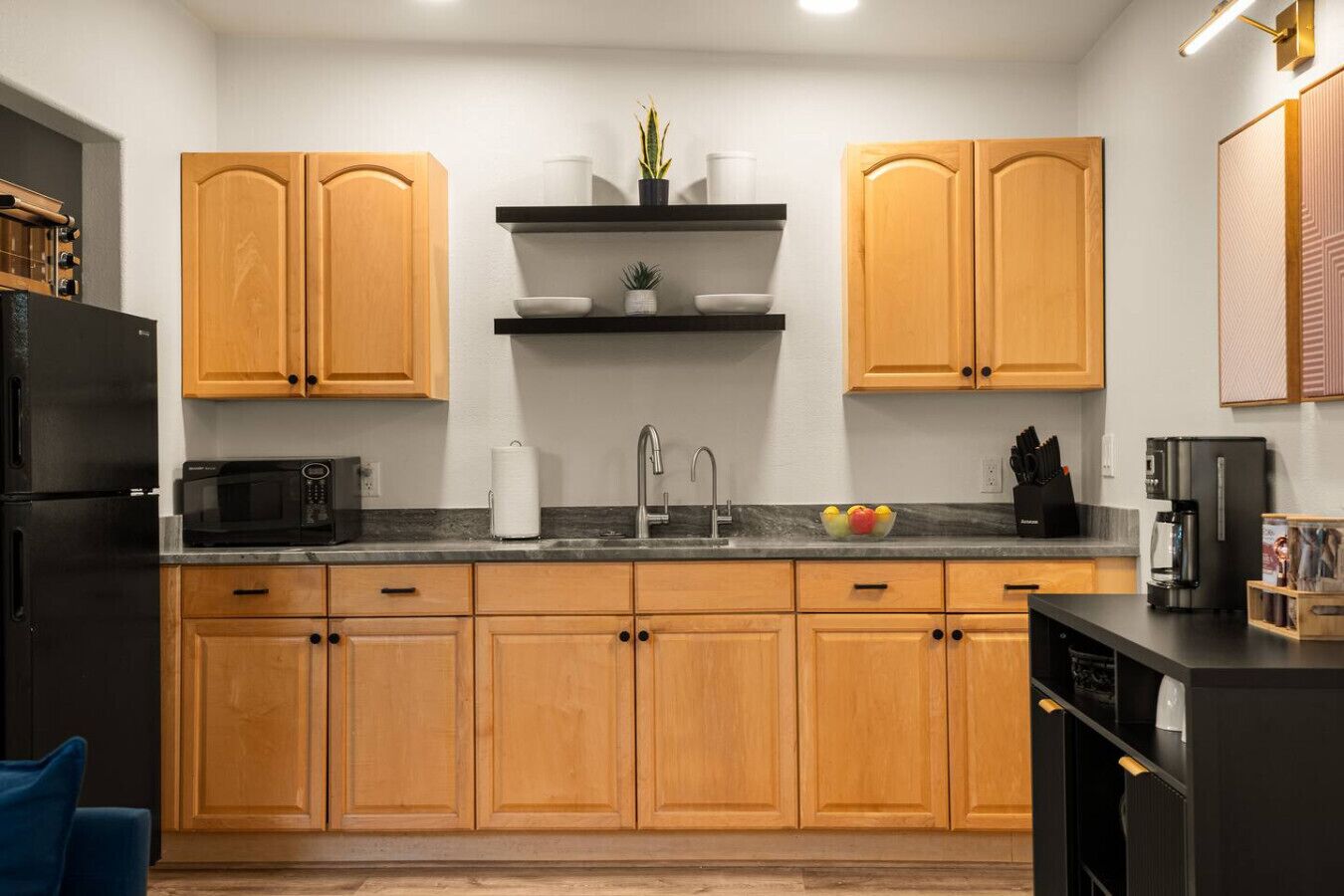 Jääkaappi, mikroaaltouuni, kahvin-/teenkeitin, leivänpaahdin