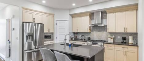 Réfrigérateur, micro-ondes, four, plaque de cuisson