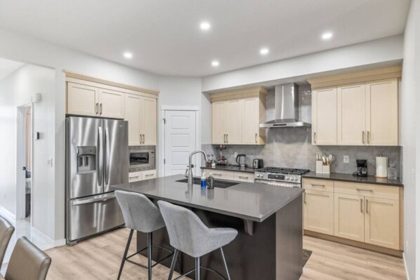 Kühlschrank, Mikrowelle, Ofen, Herdplatte