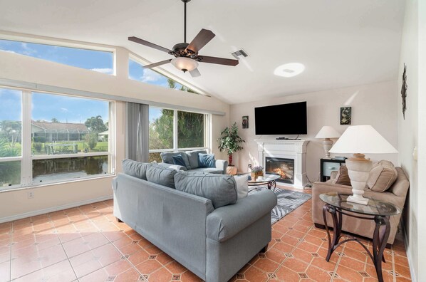 Televisio, takka, DVD-soitin, työhuone